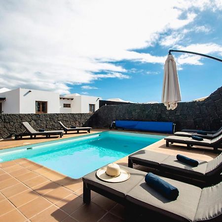 Villa Vista Reina - Luxury 6 Bedroom - Heated Pool- Views - Pool Table - Vista Lobos - Playa Blanca Dış mekan fotoğraf
