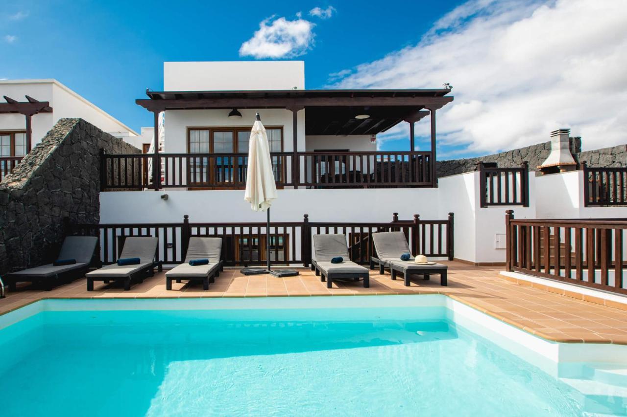 Villa Vista Reina - Luxury 6 Bedroom - Heated Pool- Views - Pool Table - Vista Lobos - Playa Blanca Dış mekan fotoğraf